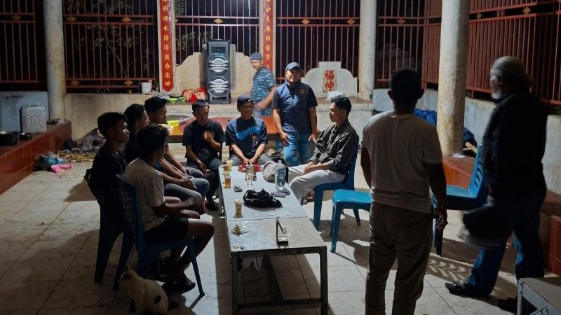 Gambar Pesta Miras di Area Makam, 8 Pemuda di Antang Dibubarkan Polisi