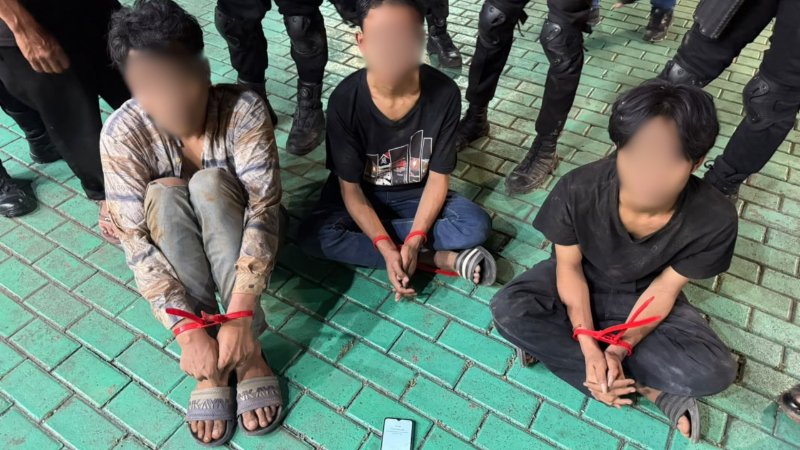 Gambar Patroli Brimob Buru Terduga Pelaku Perampasan Sopir Truk di Tomang